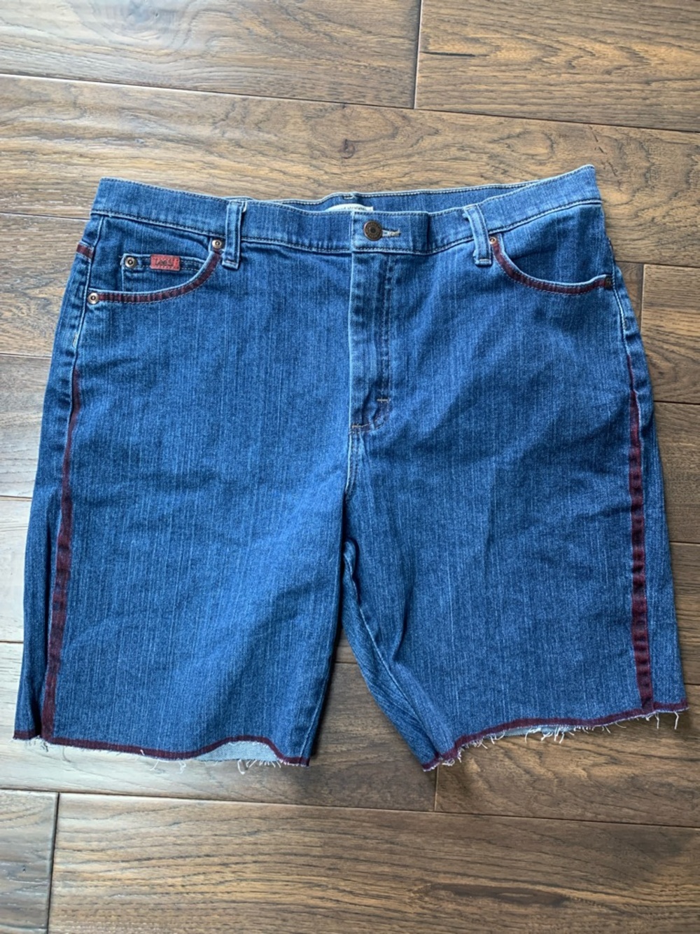 Lee Blue Denim Women's Shorts with Burgundy Trim. Pre-Owned. Size:16P. Waist:35.